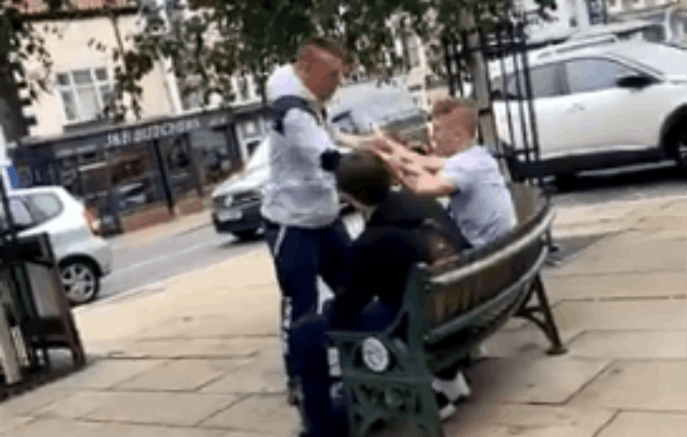 NASILNIK NAPAO DEČAKA PA DOBIO TEŠKE BATINE: Naleteo na SVETSKOG PRVAKA u borilačkim <span style='color:red;'><b>veština</b></span>ma! (VIDEO)